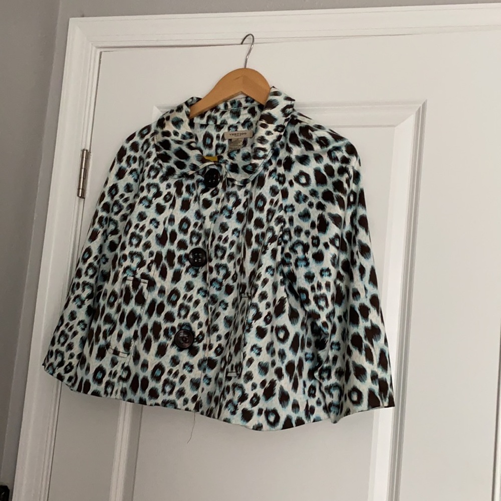 A cute crop style Blazer w/ 2 buttons